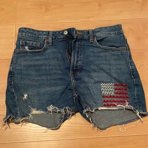 Old Navy Size 8 Jean Shorts — Medium Wash —High Rise Straight
